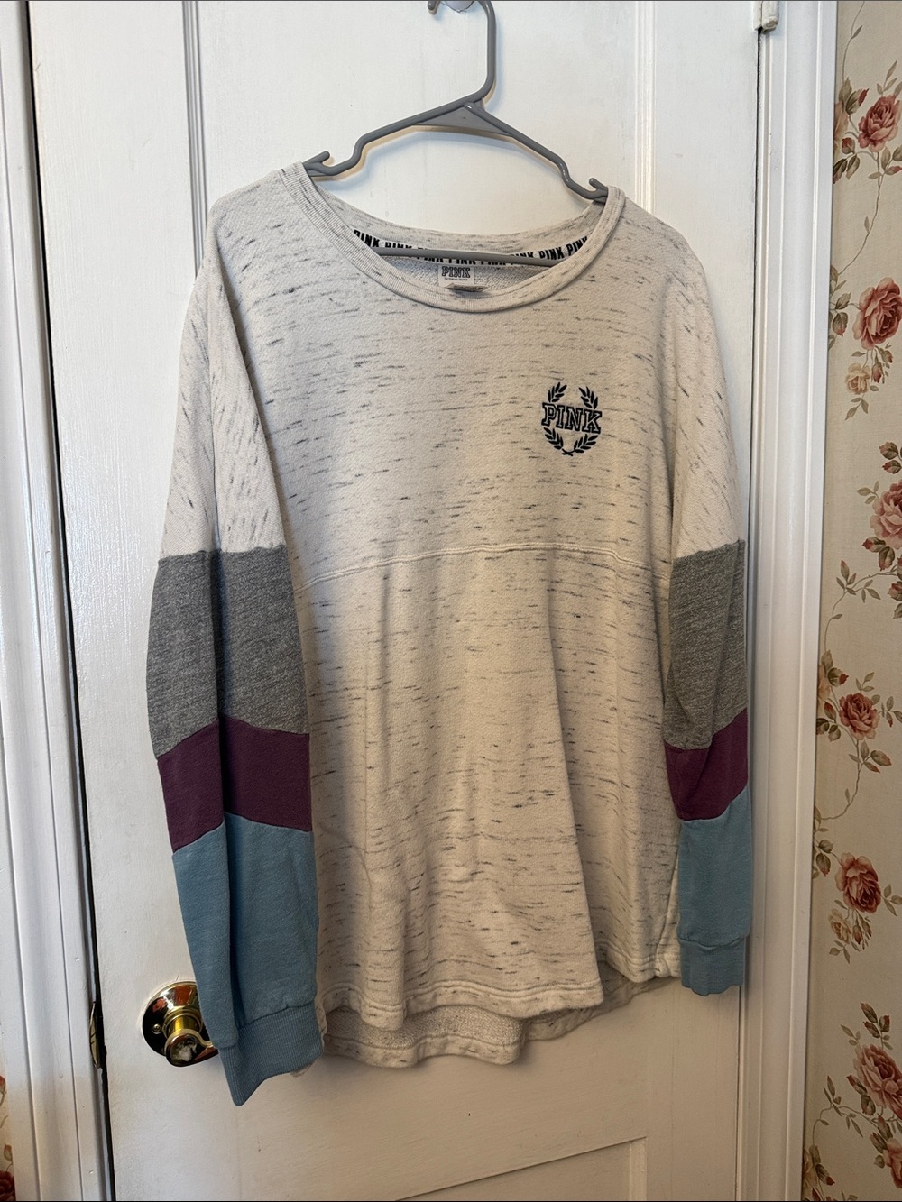 💙 VS PINK Cream Crewneck Sweater with Gray, Purple & Blue Sleeves Sz L